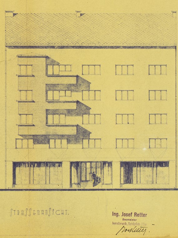 Die Zeichnung der straßenseitigen Fassade von Ing. Josef Retter aus dem Jahre 1932 zeigt deutlich die Auslagen der beiden Ladenlokale, die 1935/36 zum „Stieglbräu“ umgebaut wurden.
