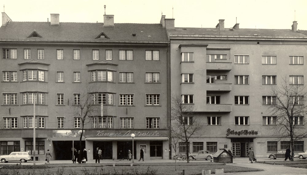 Die beiden von der Freiwilligen Rettungsgesellschaft Innsbruck in den Jahren 1926/27 und 1933 errichteten Häuser mit den Kammerlichtspielen und dem Stieglbräu in einer Aufnahme aus dem Jahre 1957 (Fotografie: Johann Niczky von Niczk).