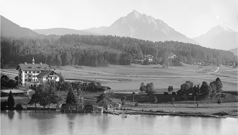 Das Hotel Lansersee gegen Süden mit Tennisplatz und Serles im Hintergrund 1910.