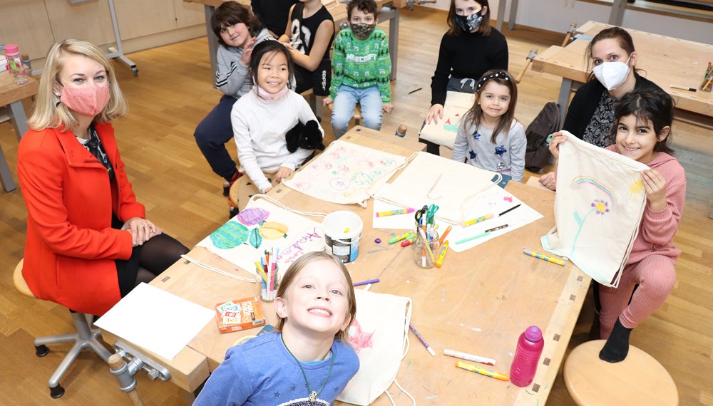 Stadträtin Elisabeth Mayr (l.) besuchte die Leiterin der Ferien- & Freizeitbetreuung bei den Kinderfreunden Tirol, Romana Bichler (r.), und die Kinder der Ferienbetreuung in der Schule am Inn.