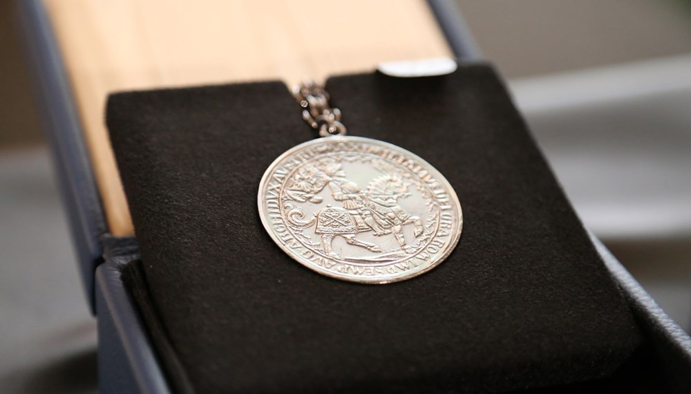 Der Preis besteht aus einer Urkunde, einer Medaille in Form eines Schautalers von Kaiser Maximilian I. aus dem Jahr 1509 sowie einem Geldpreis in Höhe von 10.000 Euro.