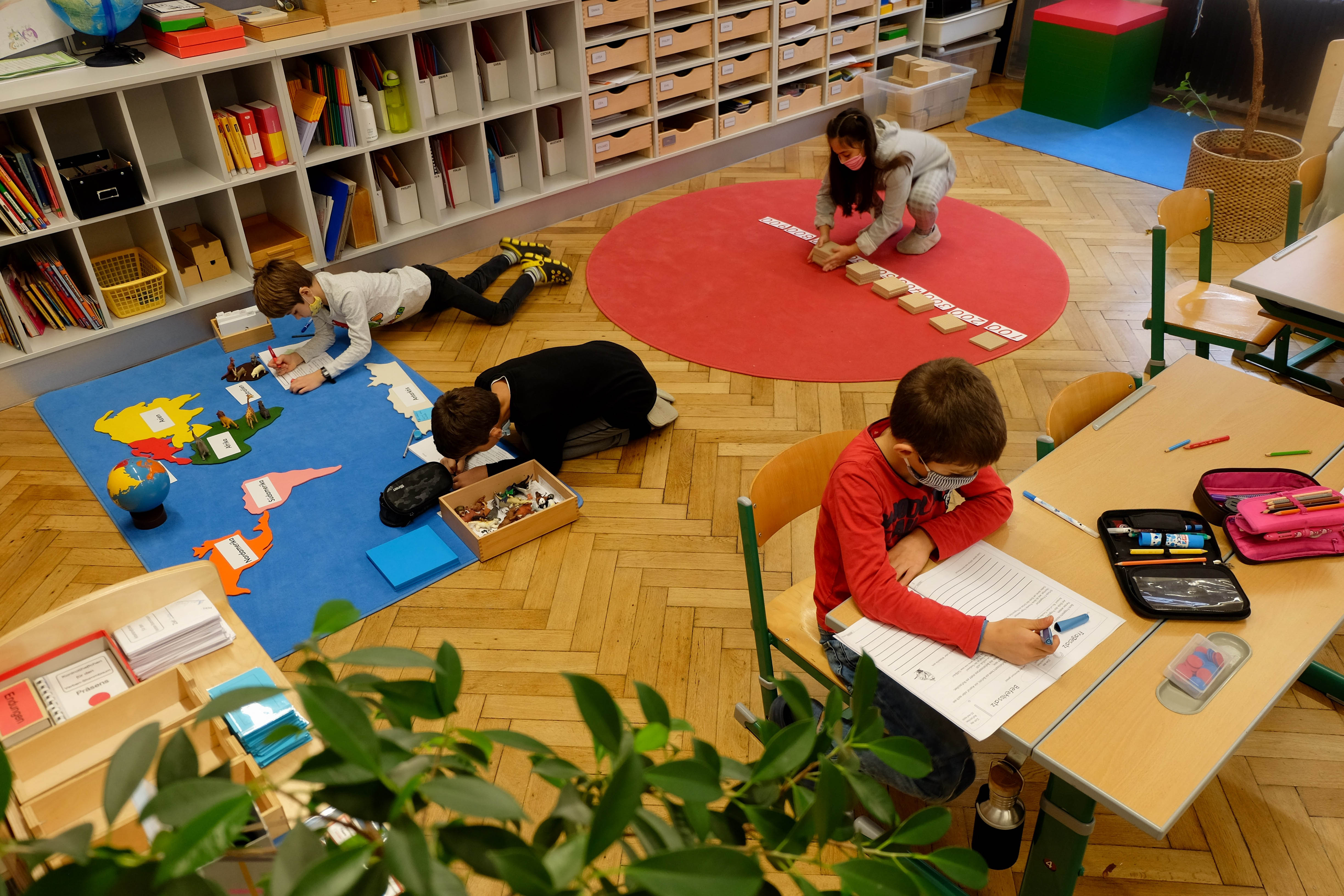 In den zweisprachigen Klassen sammeln die Kinder sowohl individuell als auch in größeren Gruppen Lernerfahrung und werden entsprechend fachgebunden unterrichtet.
