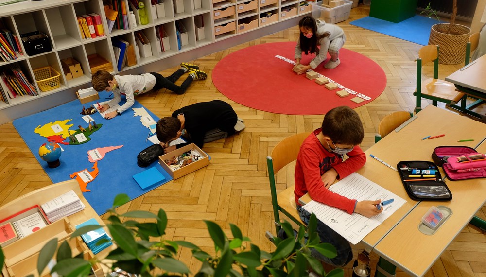 In den zweisprachigen Klassen sammeln die Kinder sowohl individuell als auch in größeren Gruppen Lernerfahrung und werden entsprechend fachgebunden unterrichtet.