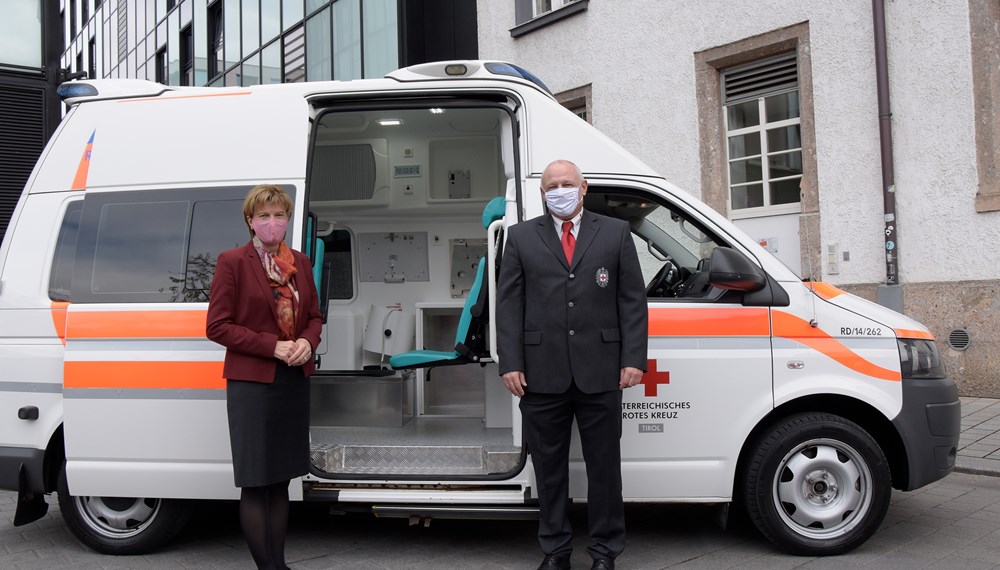 Rotes Kreuz-Geschäftsführer Wilfried Unterlechner (Gemeinnützige Rettungsdienst GmbH) übergab das von der Stadt angekaufte Fahrzeug an Stadträtin Christine Oppitz-Plörer.