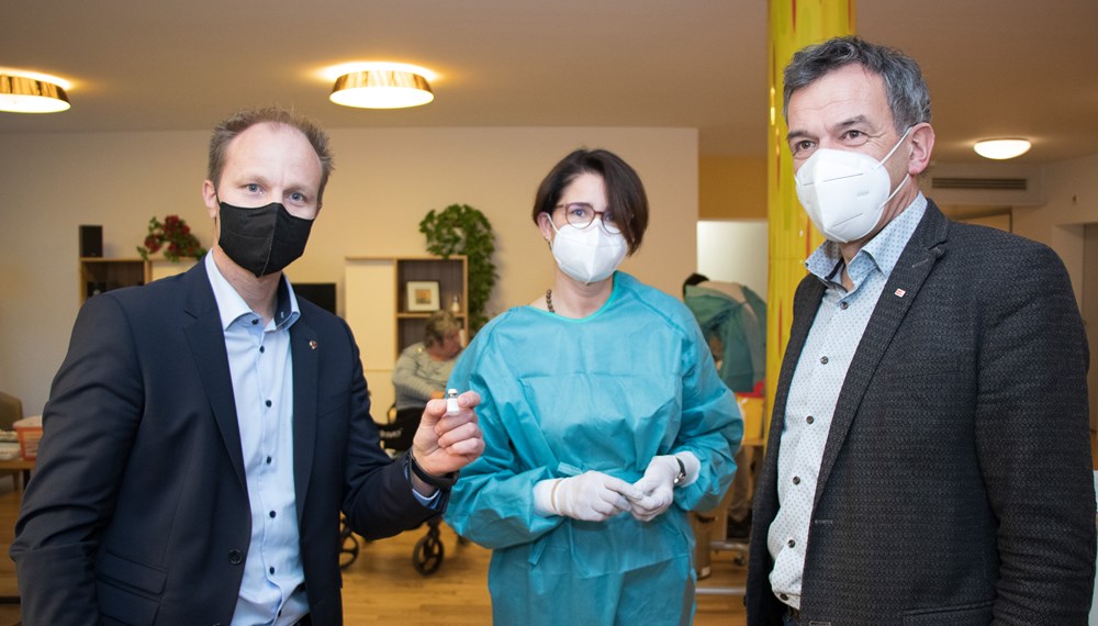 Vizebürgermeister Johannes Anzengruber, Apothekerin Monika Politakis-Mauer und Bürgermeister Georg Willi mit einer der Impfdosen, die im Wohnheim Reichenau gespritzt wurden.