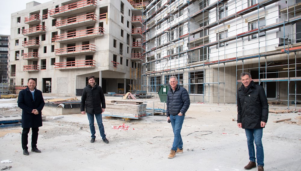 Bürgermeister Willi und IIG-Geschäftsführer Danler mit den beiden verantwortlichen Bauleitern der IIG, Stefan Pammer (links) und Klaus Reitmeir.