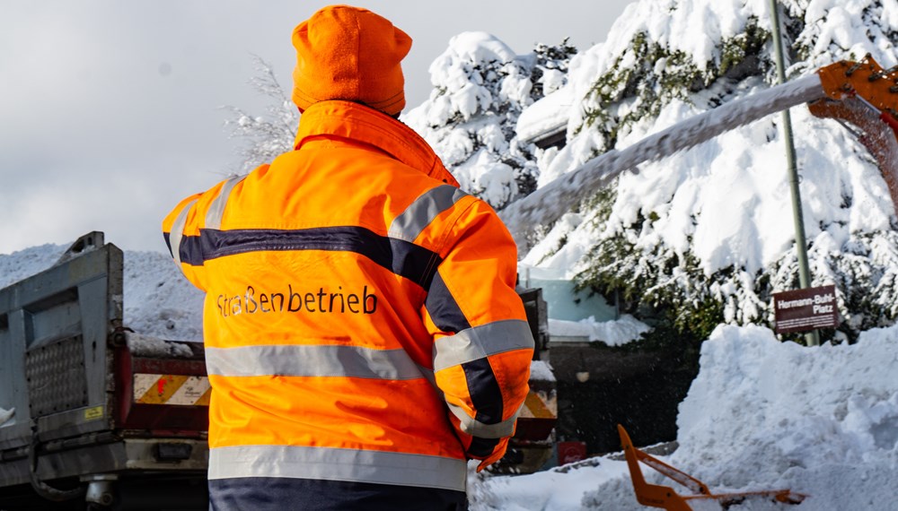 Die Schneemassen der vergangenen Tage halten die Mitarbeiter des Straßenbetriebs nach wie vor auf Trab.