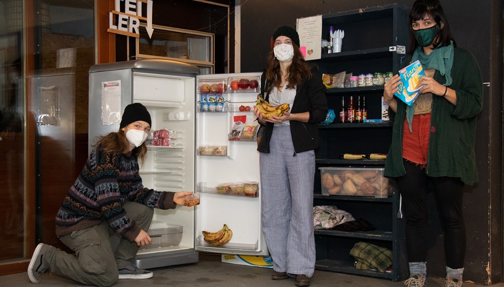 Die Lebensmittel-RetterInnen von „foodsharing“ füllen die Verteilstation in der „Bäckerei“.