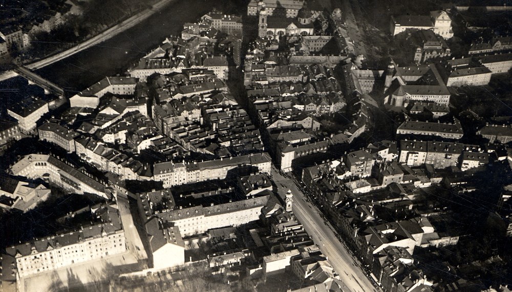 Blick vom Flugzeug auf die Innsbrucker Altstadt und die Maria-Theresien-Straße. Sehr gut zu sehen sind unter anderem das alte Stadtspital und das Ursulinenkloster, zwischen 1925 und 1930.