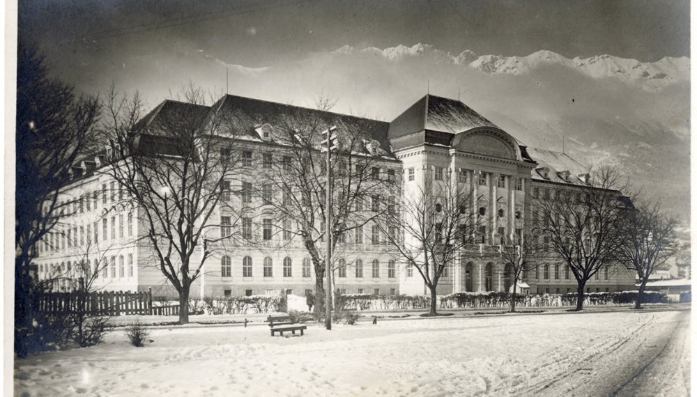 Winteransicht des Universitätsgebäudes am Innrain, zwischen 1920 und 1926
