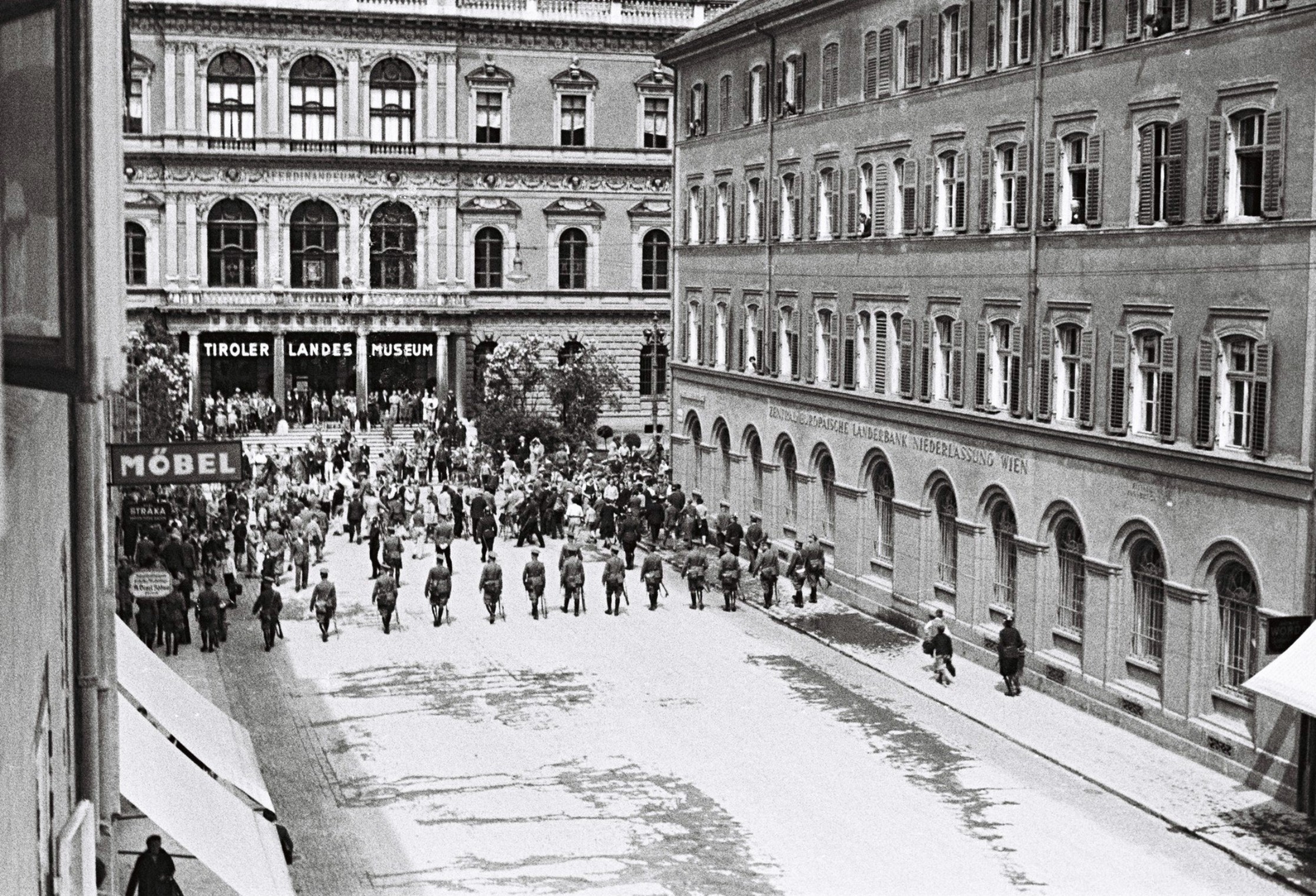 6. Mai 1933: Sicherheitskräfte gehen gegen eine NS-Demonstration in der Wilhelm-Greil-Straße vor.