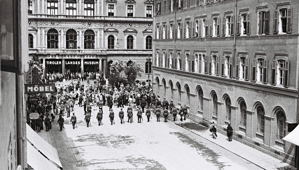 6. Mai 1933: Sicherheitskräfte gehen gegen eine NS-Demonstration in der Wilhelm-Greil-Straße vor.