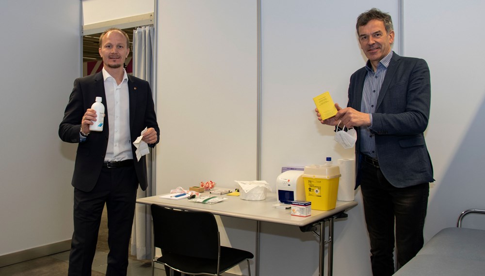 Bürgermeister Georg Willi (r.) und Vizebürgermeister Johannes Anzengruber präsentierten die vorbereiteten Impfkojen in der Messe Innsbruck.
