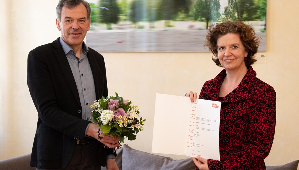 Gratulation an Mag.a Gabriele Herlitschka: Bürgermeister Georg Willi übergab der neuen Magistratsdirektorin das Dekret persönlich