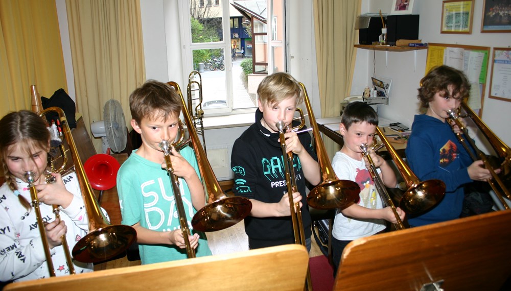 Die jungen MusikerInnen sind mit Begeisterung dabei: Bilder wie dieses sind in der städtischen Musikschule hoffentlich bald wieder möglich.