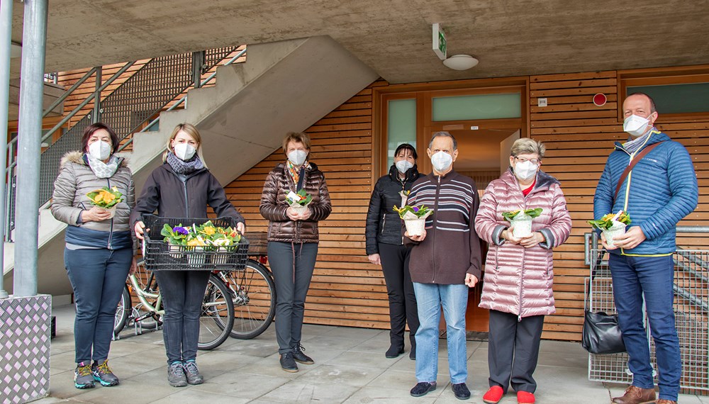 Stadträtin Christine Oppitz-Plörer (3. v. l.) überreichte gemeinsam mit Christine Kurz (Leitung ISD-Seniorenwohnen, Mitte), Stefan Hetzenauer (ISD-Wohnanlage Pradl, r.) sowie den Stadtgärtnerinnen Mathilde Einkemmer (l.) und Ramona Prinoth (2. v. l.) den BewohnerInnen, wie dem Ehepaar Kirschner, blumige Valentinsgrüße.