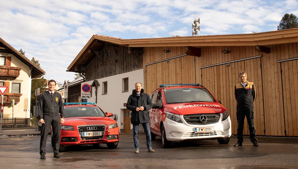 Vizebürgermeister Johannes Anzengruber, Branddirektor Helmut Hager (l.) sowie Bezirks-Feuerwehrkommandant Albert Pfeifhofer (r.) sind vom neuen Fahrzeugkonzept der Innsbrucker Feuerwehren überzeugt. Für die Freiwillige Feuerwehr Vill wurde kürzlich ein neues Fahrzeug zum Mannschaftstransport (rechts) angeschafft.