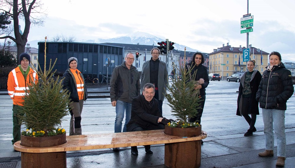 Stadträtin Uschi Schwarzl, Lisa Walde, Kulbir Singh und Wolfgang Burtscher vom Verein „Wir am Inn“ und Bürgermeister Georg Willi (v.r.) freuen sich über die neuen Sitzmöbel, deren Blumenschmuck vom Amt für Grünanlagen unter anderem von Stefan Bachmann, Elke Schönthaler und Robert Mair (v.l.), betreut wird.