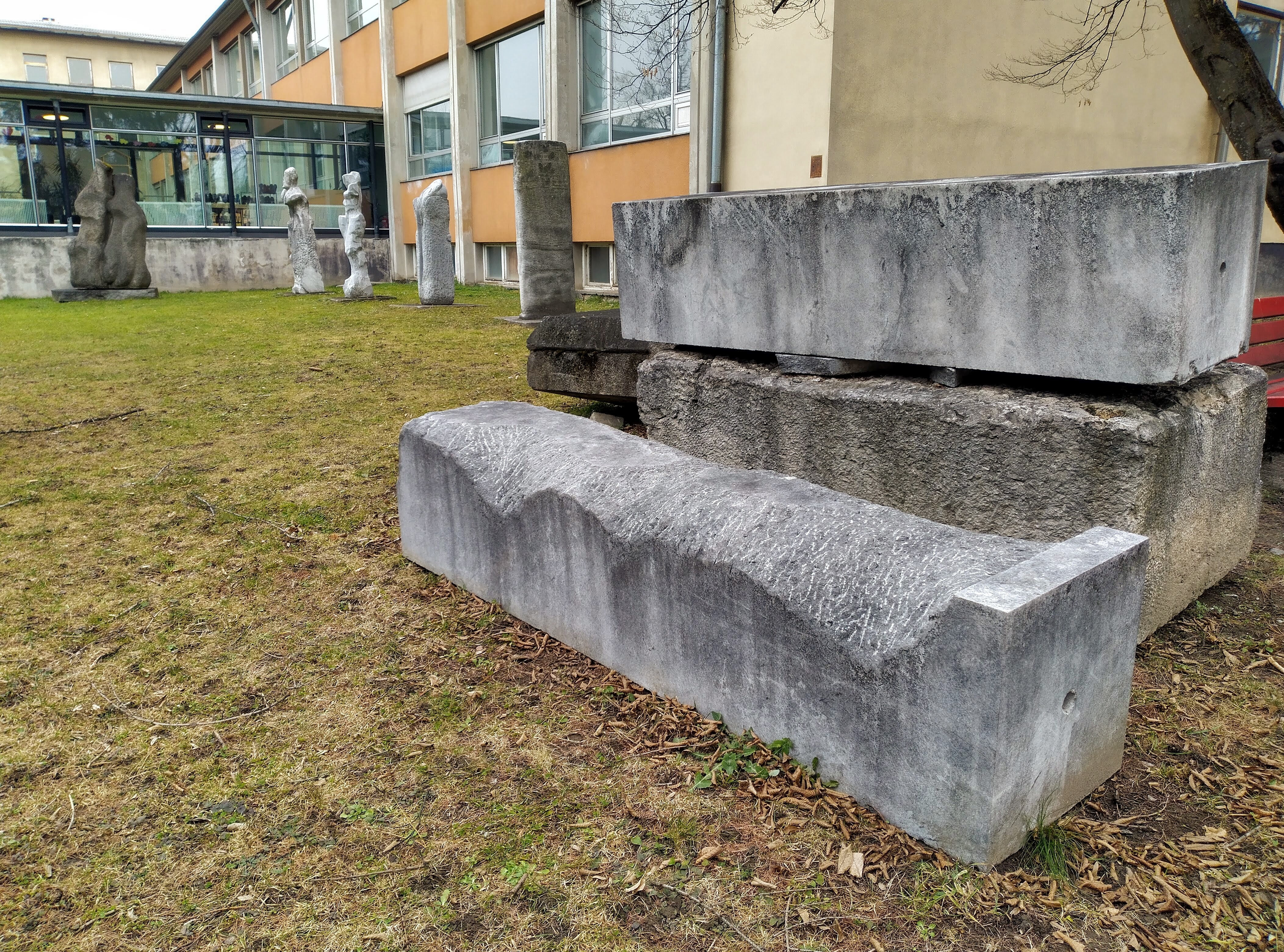 Die vier Steinrohlinge stehen bald für die SchülerInnen der HTL bereit.