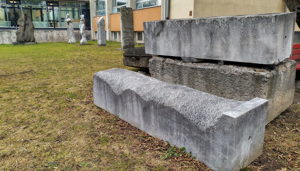 Die vier Steinrohlinge stehen bald für die SchülerInnen der HTL bereit.