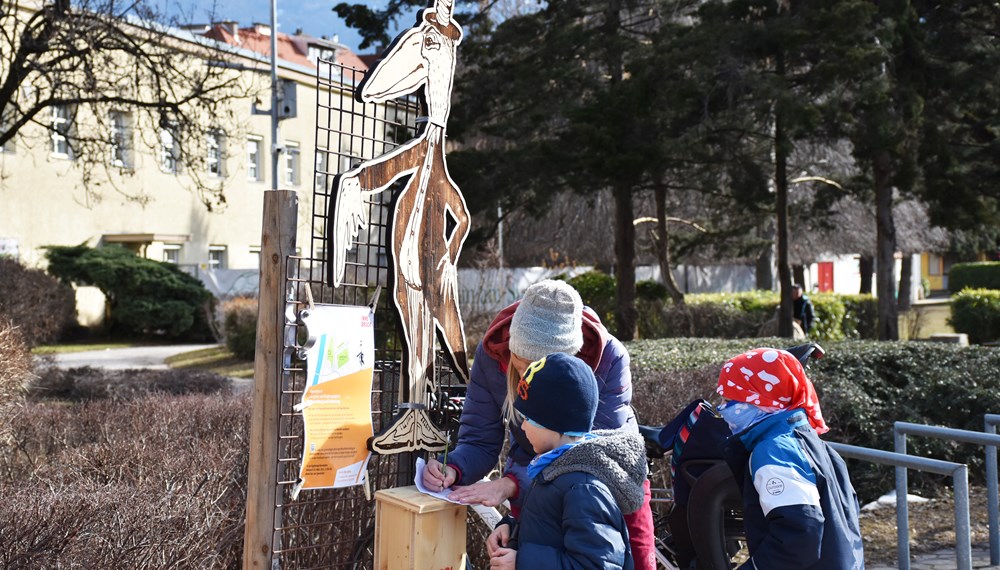 Spielplatzmaskottchen „Krapoldi“ freut sich über Ideen für die Neugestaltung.