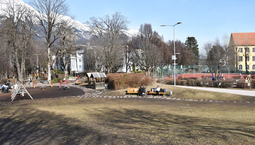 Der Spiel- und Sportplatz im Rapoldipark, dazwischen verläuft der Radweg.