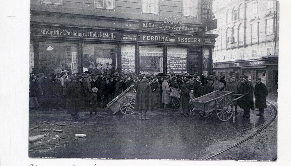 Große Warteschlange vor dem Tabakwarengeschäft Ferdinand Nessler, zwischen 1914 und 1920.