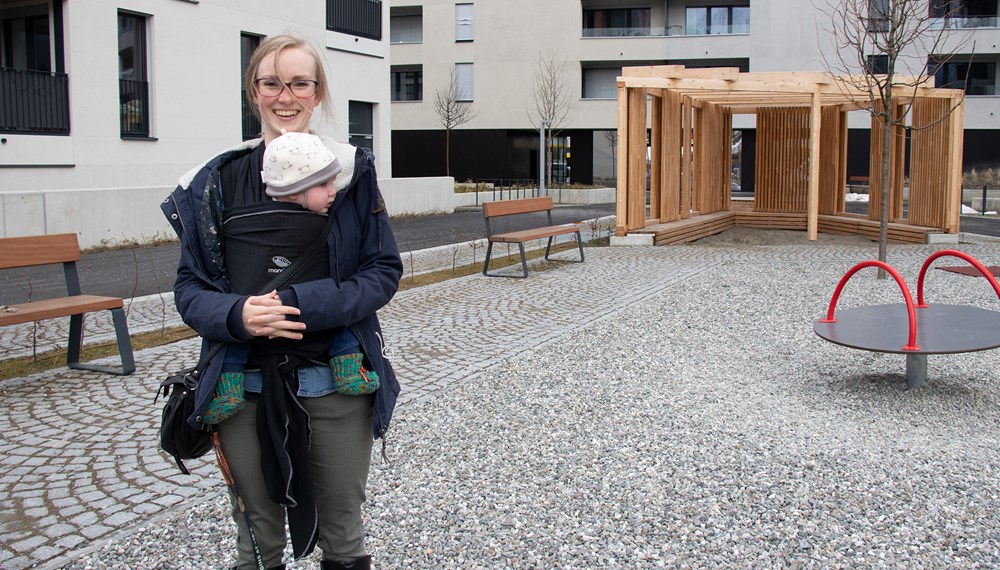Eva Schoop mit ihrer Tochter bei der neuen Wohnanlage „Am Park“ in der Andechsstraße.