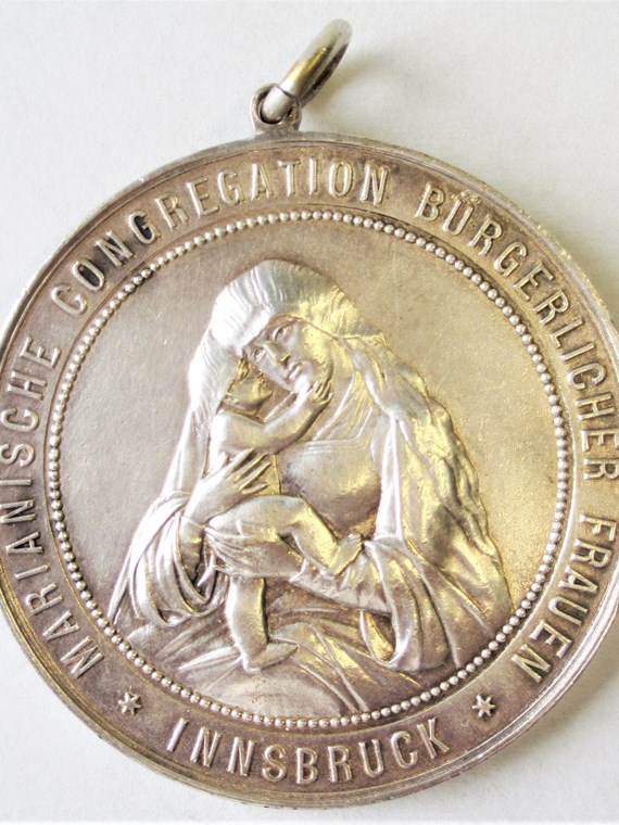 Mariahilf – die himmlische „Hausmutter“ (1918) von Innsbruck: Medaille der Marianischen Kongregation Bürgerlicher Frauen, Vorderseite.