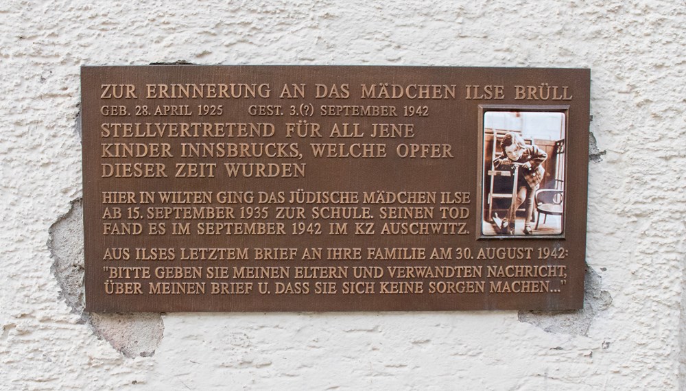 Die Schule ist nach Ilse Brüll, einem Innsbrucker Opfer des Nationalsozialismus, benannt.