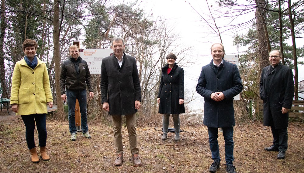 Freuten sich trotz Regens über den neuen DenkSportWeg (v.l.): Karin Ziegner (Katholisches Bildungswerk), Albuin Neuner (Referat Natur und Erholung), Bürgermeister Georg Willi, Angelika Stegmayr (Katholisches Bildungswerk), Vizebürgermeister Johannes Anzengruber und Bischof Hermann Glettler.