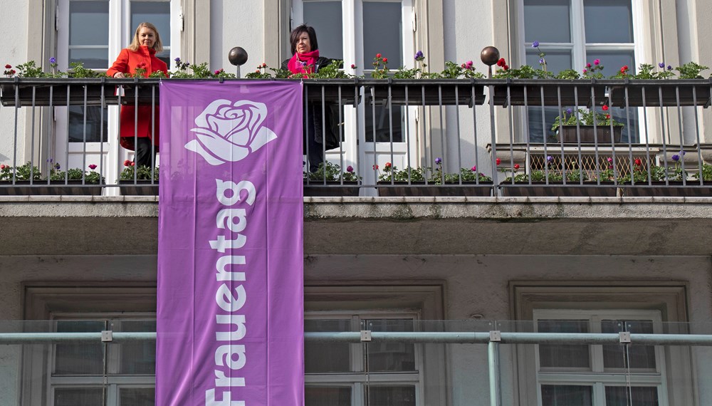 Stadträtin Elisabeth Mayr (l.) und Referatsleiterin Uschi Klee (Frauen und Generationen) setzten am Weltfrauentag ein sichtbares Zeichen am Balkon des Innsbrucker Rathauses.