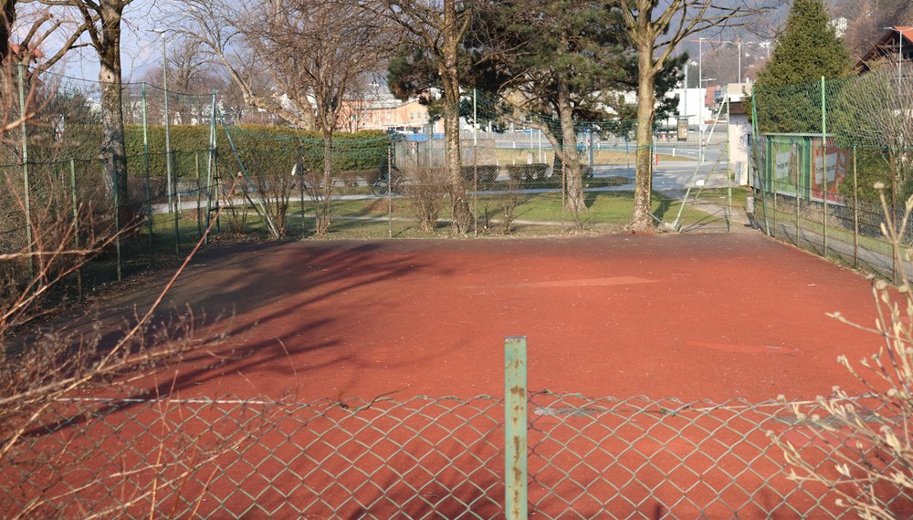 Der desolate Sportplatz Ursulinenpark muss rückgebaut werden.