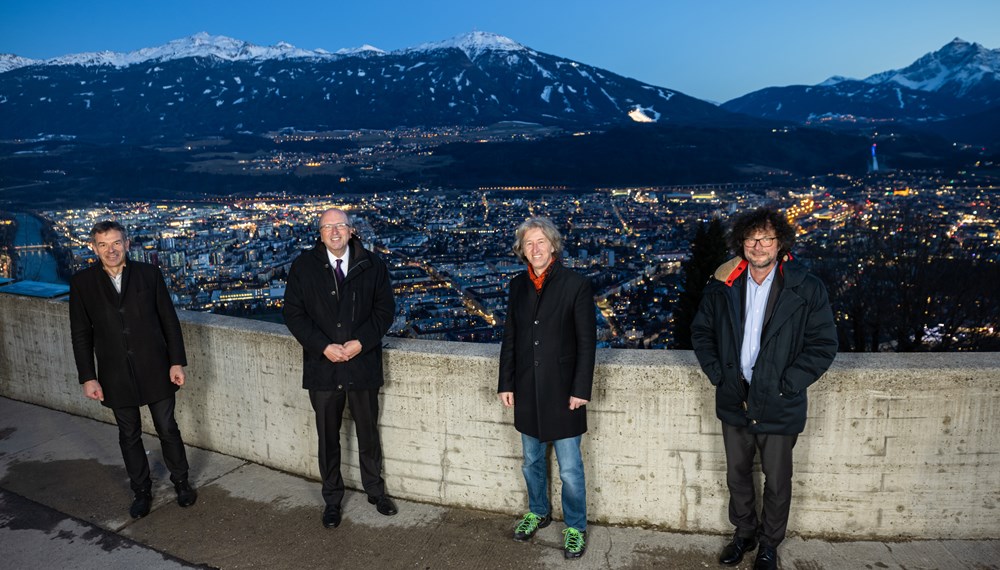 Vor dem nun mit LED beleuchteten Innsbruck (v. l.): Bürgermeister Georg Willi, IKB-Vorstandsvorsitzender Helmuth Müller, Landesumweltanwalt Johannes Kostenzer und IKB-Vorstandsdirektor Thomas Pühringer auf der Hungerburg.