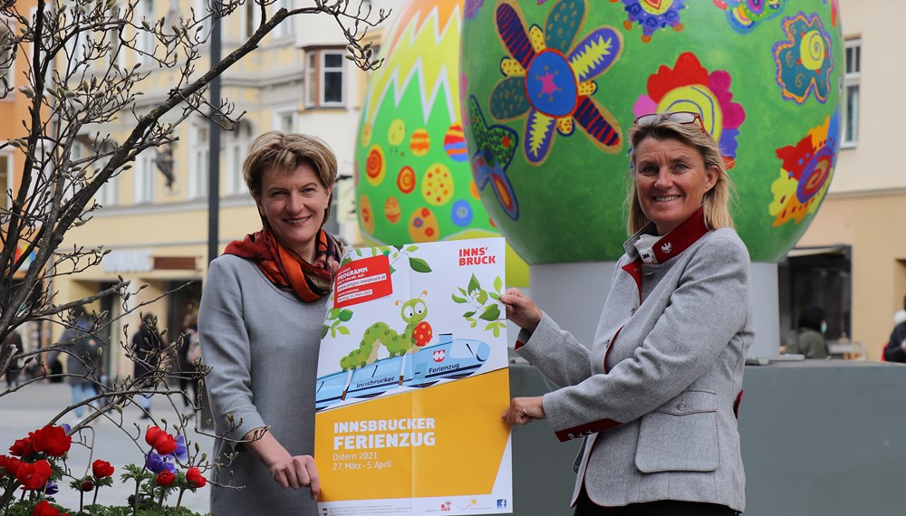 Familienstadträtin Christine Oppitz-Plörer (li.) und Ferienzug-Lokführerin Birgit Ginter präsentierten den Fahrplan für den Osterferienzug 2021. Die Anmeldung startet am 22. März.