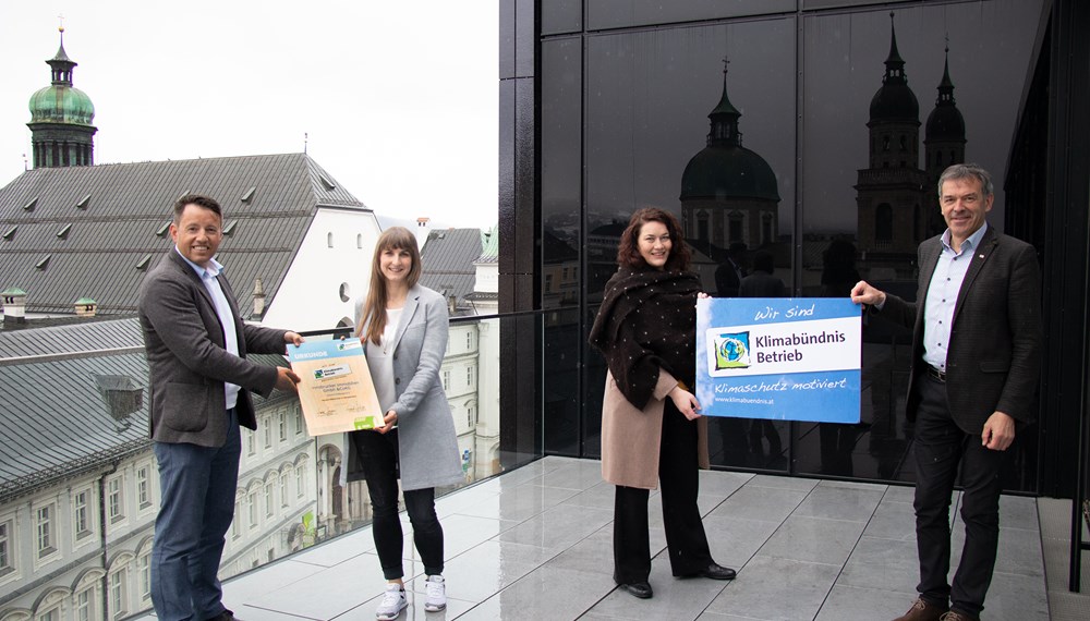 IIG-Geschäftsführer Franz Danler, Nachhaltigkeitsbeauftragte Leandra Jänicke, Landeshauptmann-Stellvertreterin Ingrid Felipe und Bürgermeister Georg Willi freuen sich über die neue Partnerschaft.