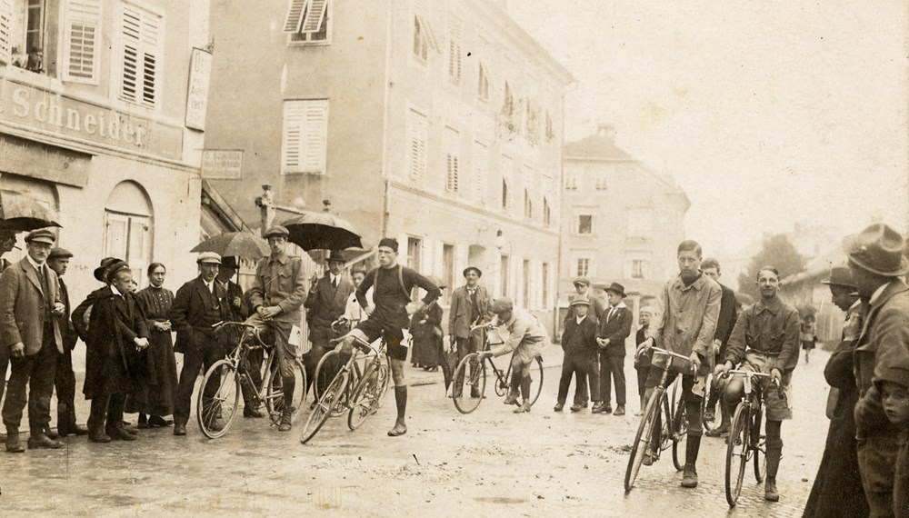 Start eines Radrennens in der Höttinger Au, um 1930. Die Teilnehmer tragen die Startnummern am linken Oberschenkel. (Stadtarchiv/Stadtmuseum Innsbruck, Ph-31245)