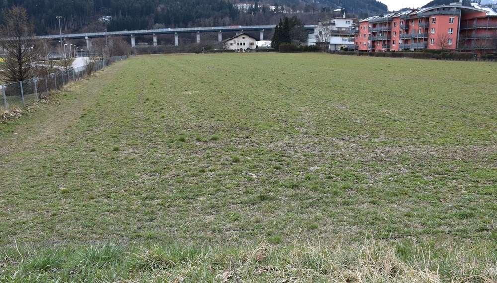 Im Westen des Planungsgebietes befinden sich die Sillhöfe (rechts im Bild), weiter südlich die Brennerautobahn.