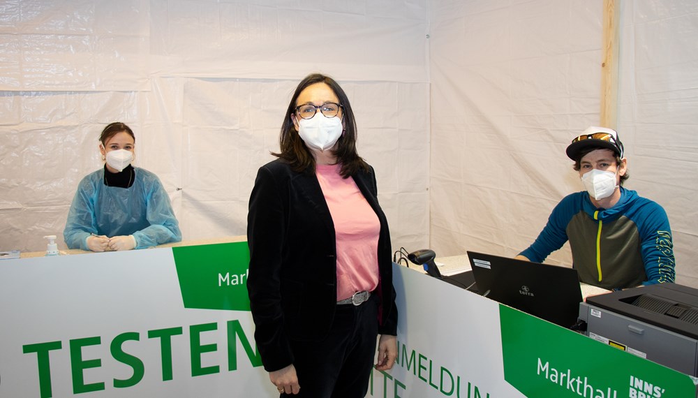 Auch Markthallen-Geschäftsführerin Edith Ettlmayr nutzt die neue, kostenlose Teststation.