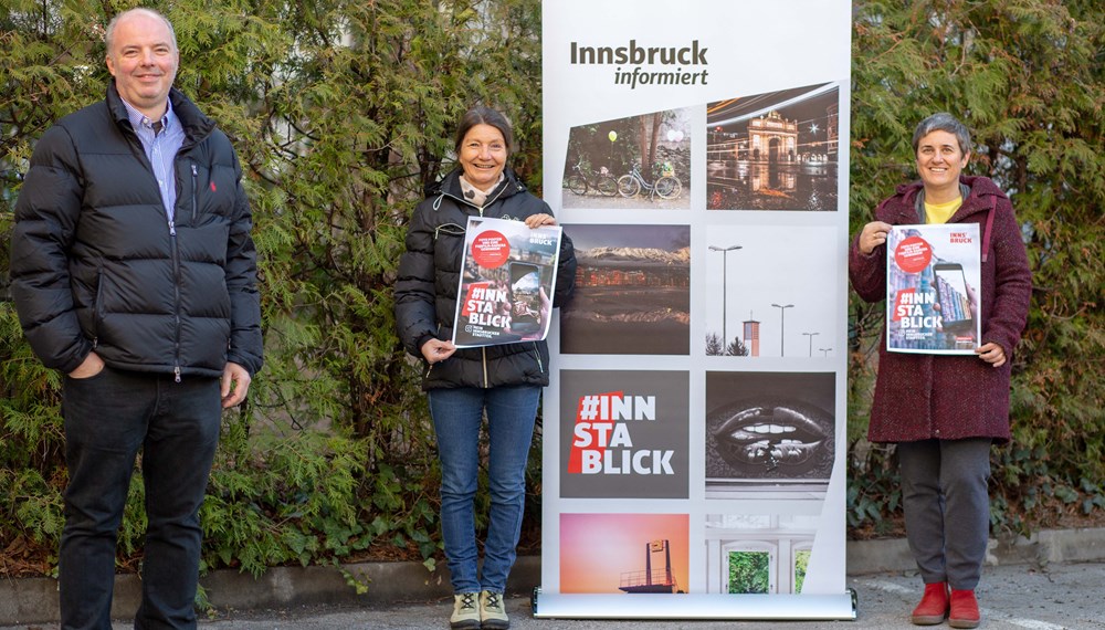 Kulturstadträtin Uschi Schwarzl (M.) freut sich gemeinsam mit dem Leiter des Stadtarchiv/Stadtmuseum Innsbruck, Lukas Morscher und Renate Ursprunger (Projektverantwortliche, Stadtarchiv/Stadtmuseum Innsbruck) – nach der einjährigen Pause – auf kreative #INNstablick Bilder aus allen Stadtteilen.