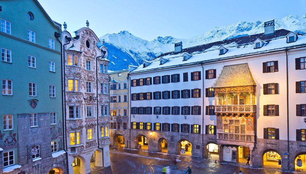 Mit der blauen Beleuchtung des Innsbrucker Wahrzeichens setzt die Stadt ein Signal für mehr Bewusstsein für ME/CFS.