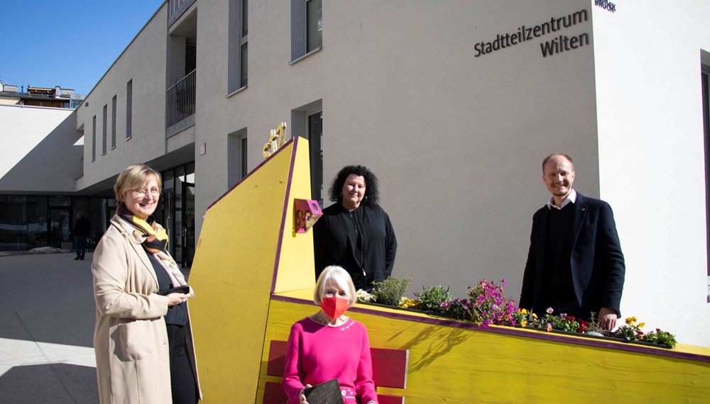 "Ehrenamtliche leisten wichtige Hilfe", sind Gabriele Schlögl (ganz links) und Elisabeth Zandandel (hinten; beide ISD), Vizebürgermeister Johannes Anzengruber und Computeria-Teilnehmerin Heidrun Jenewein überzeugt.