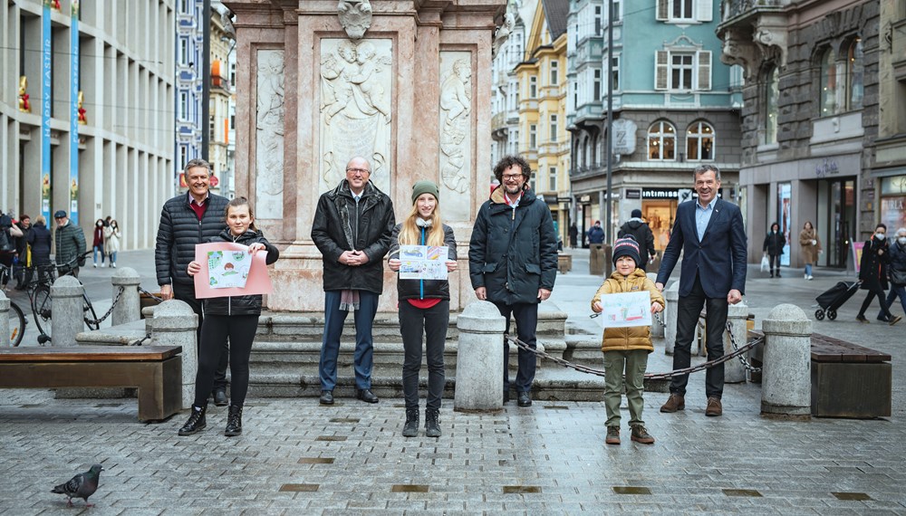 v. r. n. l.: Bürgermeister Georg Willi, die IKB-Vorstandsmitglieder Thomas Pühringer und Helmuth Müller sowie Reinhard Oberguggenberger (Bereichsleiter IKB-Abfallwirtschaft) gratulieren den SiegerInnen des Abfall-Malwettbewerbs. Julia P., Sofia H. und Benjamin L. freuen sich über den Hauptpreis - eine private Führung im Alpenzoo.