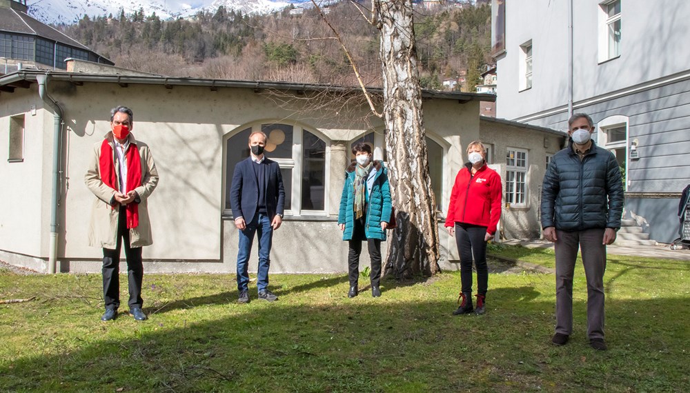 Vizebürgermeister Johannes Anzengruber (2. v. l.) besuchte gemeinsam mit Caritas-Direktor Georg Schärmer, Stellvertreterin Elisabeth Rathgeb sowie Fachbereichsleiter Jürgen Gschnell (v. l.) die Katharina-Stube am Rennweg unter der Leitung von Gertraud Gscheidlinger (2. v. r.).