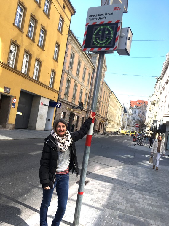 Mobilitätsstadträtin Uschi Schwarzl vor der neuen Geschwindigkeitsanzeige in der Meraner Straße.