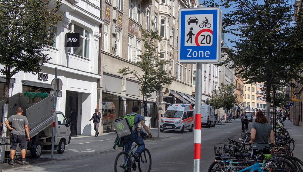 Für mehr Sicherheit in der Begegnungszone Innere Stadt: AutofahrerInnen und andere VerkehrsteilnehmerInnen werden durch den Einsatz von elektronischen Geschwindigkeitsanzeigen auf ihr Verhalten aufmerksam gemacht.