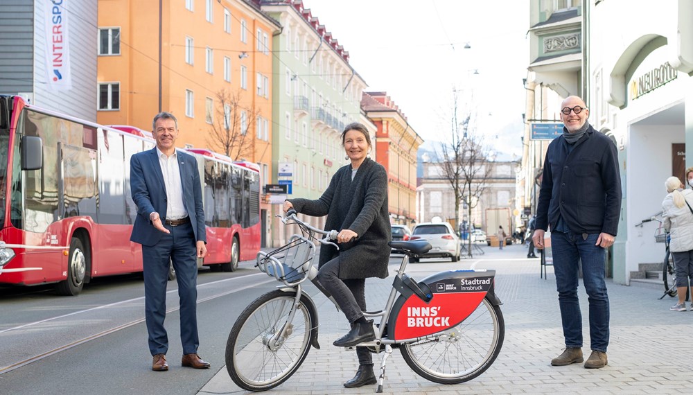 Bürgermeister Georg Willi, Verkehrsstadträtin Uschi Schwarzl und IVB-Geschäftsführer Martin Baltes (re.) präsentieren die neueste Generation des Stadtrads, das ab Sommer durch die Landeshauptstadt kurvt.