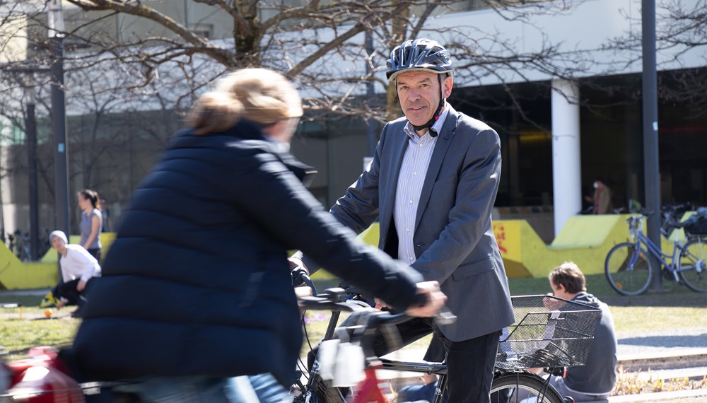 Bürgermeister Georg Willi ist selbst oft und gern mit dem Fahrrad in Innsbruck unterwegs.