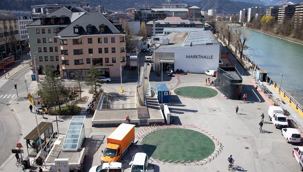 Die Neugestaltung des Marktplatzes nimmt weitere Formen an. Die Aufbauarbeiten der Sitzmöbel sind bereits in vollem Gange.