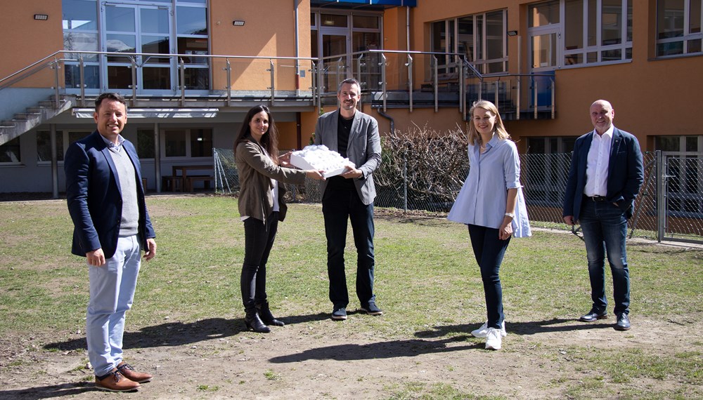 Freuen sich auf die neuen Schulräume (v.l.): IIG-Geschäftsführer Franz Danler, Ulrike Rothbacher und Philip Tschemernjak (RT-Architekten), Bildungsstadträtin Elisabeth Mayr und Schuldirektor Bernhard Bramböck.